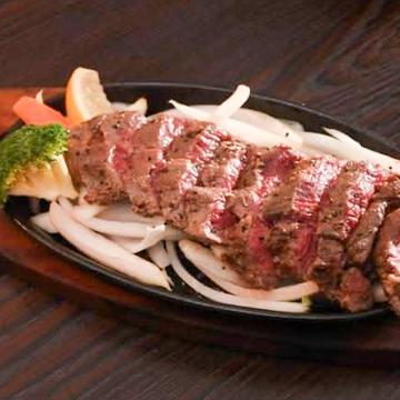 鹿モモ肉のステーキ ライス付き (Venison Thigh Steak with rice)