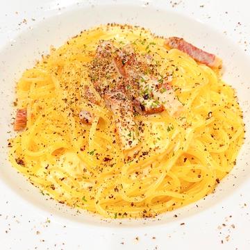 削りたてチーズのクリーミーカルボナーラ