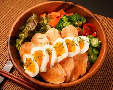 【豊富なタンパク質】てりたまチキン丼