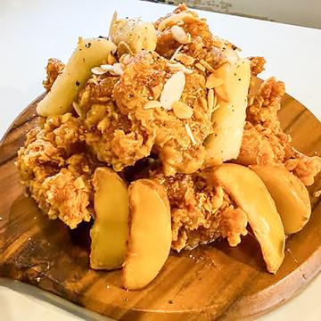 ペダルハニーガーリック油チキン「骨なし」大根ピクルス・お餅・ポテト付き