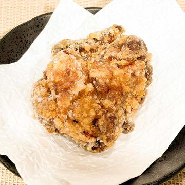 秘伝の自家製ニンニク醤油ダレに漬け込んだ極旨唐揚げ 1個 Delicious fried chicken 1piece