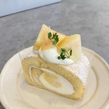 桃のロールケーキ
