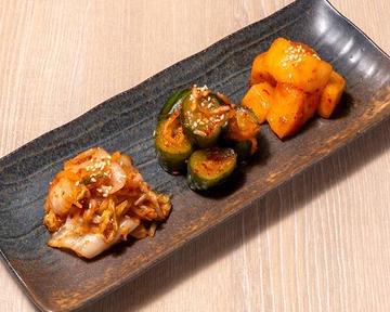キムチ盛り合わせ Assorted Kimchi