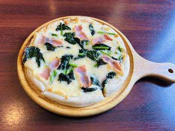 ベーコンとほうれん草のピザ