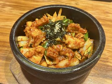 ホルモン炒め丼 Stir-fried spicy tripe rice bowl