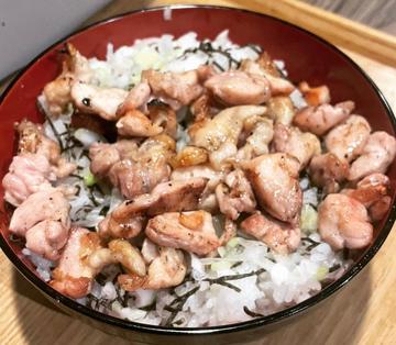 【人気商品】 肉の旨味、お米のおいしさ引き立つ塩焼鳥丼