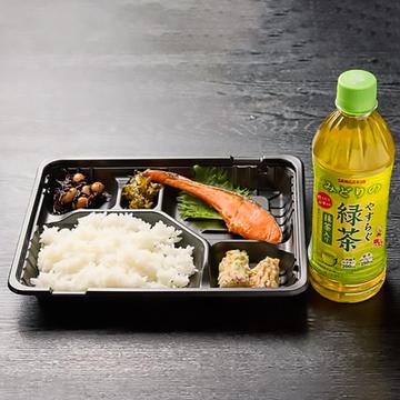 シャケ弁当+緑茶