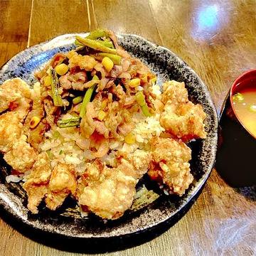 焼肉ピラフ(豚カルビ) (鳥の唐揚げ、味噌汁付き)