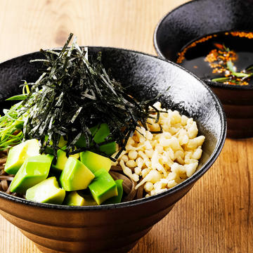 ワシワシガシガシ食べる！ ラー油つけ蕎麦+アボカド