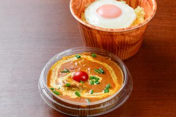 チキンカレー丼(目玉焼き乗せ)Chicken curry bowl (fried egg on top)