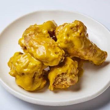 ハニーマスタードチキン(骨付き半羽) + チキンム(大根ピクルス)付き