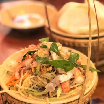 ゴイドゥドゥ (青いパパイヤと海老と豚肉のサラダ えびせん付き)