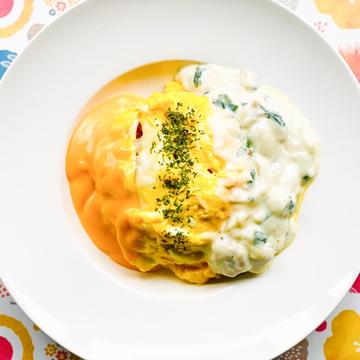 フワトロタマゴのオムライス～チキンとキノコのクリームソース+チーズソース～