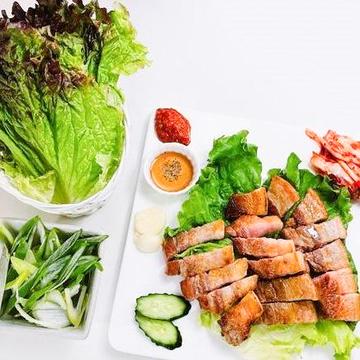 生サムギョプサルセット(生サムギョプサル、焼きキムチ、焼きニンニク、ネギサラダ、サンチュ、特製味噌ダレ)
