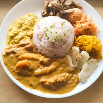 【全盛り(副菜5種付き)】イカとエビのスパイスカレー