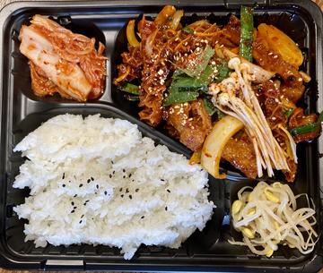 ホルモン弁当 Stir-fried spicy tripe set meal