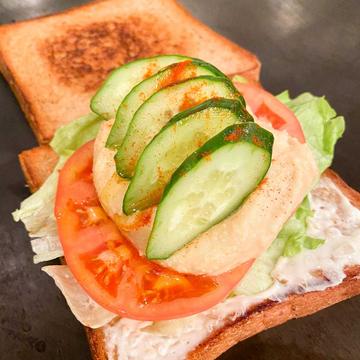 HUMMUS SANDWICH ヒヨコ豆ペーストと野菜のサンドウィッチ