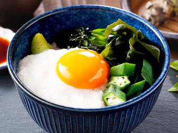 山かけとろろご飯とオクラとワカメ