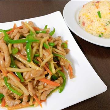 青椒肉絲と五目チャーハンのプレート