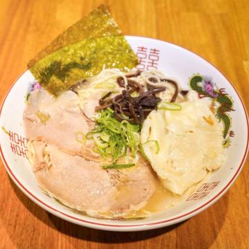 ワンタン麺(チャーシュー二枚・ネギ・海苔・きくらげ・ワンタン三個)