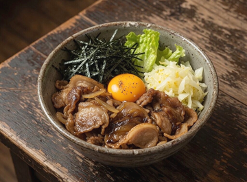 豚すきまぜそば卵黄のせ(葉物野菜・海苔・卵黄など)