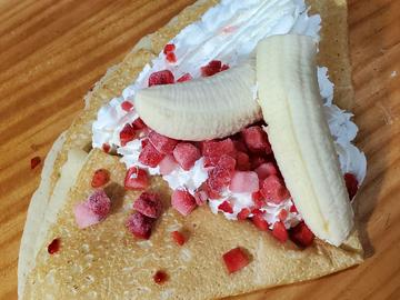 フローズンいちごとバナナのクレープ