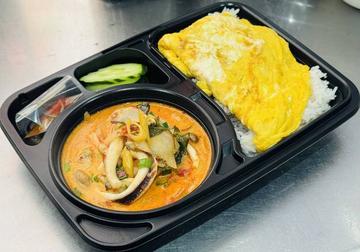 トムヤムクンタレー濃いスープ(シーフード)+ご飯+タイ風卵焼き ++