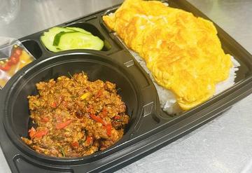 クアクリン・ムーターメリックを使った豚肉の激辛カレーペースト炒め+ご飯+タイ風卵焼き ++