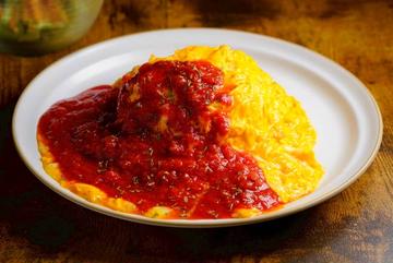 トマトオムライス＆ミニサラダ Tomato sauce omelet rice ＆ mini salad