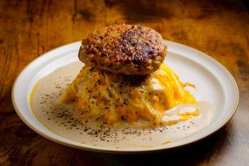 ポルチーニホワイトハンバーグオムライス White Sauce Omelet Rice topped with Hamburger Steak