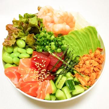 ポキサラダ(マグロ・サーモン・ボイルエビ) Poke salad (tuna, raw salmon, shrimp)