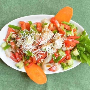 COBAN SALATA / チョパンサラダ 羊飼いのサラダ トマト、きゅうり、 ピーマンのサラダ オリーブオイルソース ( HALAL) トルコ料理