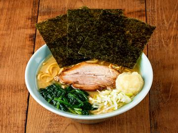 にんにくラーメン(チャーシュー1枚・薬味ネギ・ホウレン草・ノリ3枚・おろしニンニク)