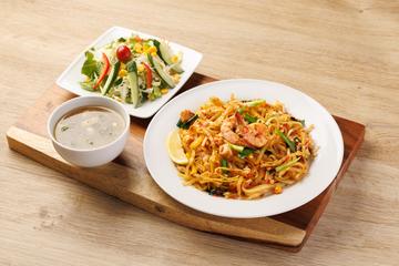本場タイ人シェフの作るパッタイ弁当(Pad thai bento)