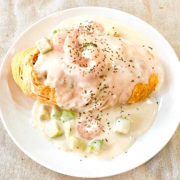 エビとアボカドのクリームソースオムライス