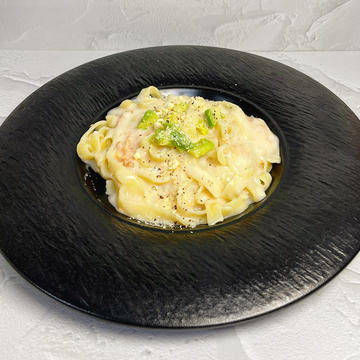 アボカドと鮭クリームのパスタ Avocado and salmon cream