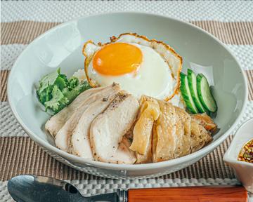 【お月見】カオマンガイ(もも肉＆むね肉) [Fried Egg] Khaomangai(Thigh＆Breast)