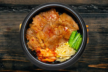 【自家製旨ダレ使用】熟成牛カルビ丼 (Aged Beef Kalbi Bowl)