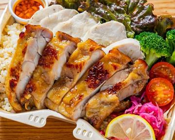 【肉1.5倍】相盛りチキンと玄米のお弁当【1.5ACB】