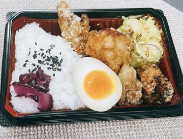 カレー風味のマカロニサラダと唐揚げ弁当