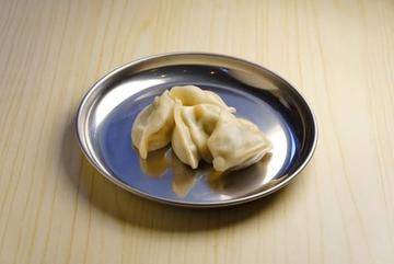 水餃子 (水) boiled dumplings 2個 ( 2个) two pieces