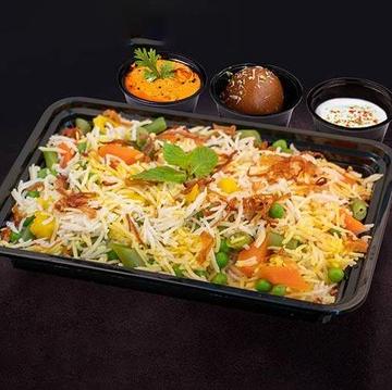 ベジタブル ビリヤニデザートグリーンサラダVegetable biryani dessert green salad