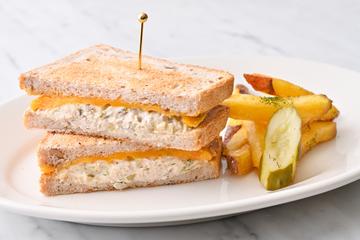 自家製ツナメルトサンド(フレンチフライ110g付き)Homemade Tuna Melt Sandwich(110g with French fries)