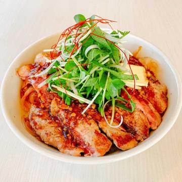 特製赤ワインソースのステーキ丼