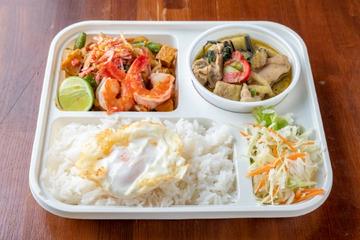 23.パッタイとグリーンカレーのコンボ PADTHAI AND GREEN CURRY COMBO