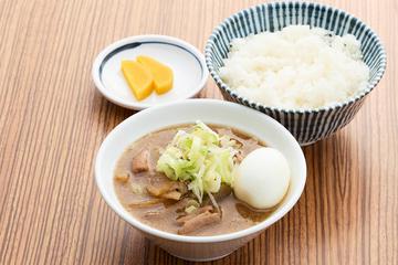 もつ煮込弁当 (みそ味)半熟玉子付
