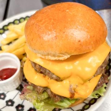チーズバーガー(ダブルパテ・ポテト付き)