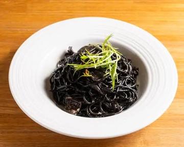 たっぷり烏賊のイカ墨パスタ