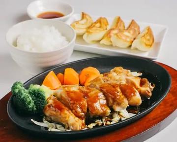 2. 特製照り焼きチキン定食(焼き餃子付き)/ Teriyaki Chicken Set with Crispy Gyoza