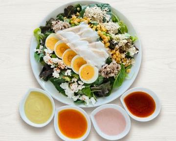 鶏むね肉と雑穀とゆで卵のアスリートサラダ